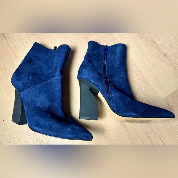 HALSTON HERITAGE Blue Women’s Leather Quin Ankle Booties Sculpted Heel Size 8.5 - Picture 1 of 16